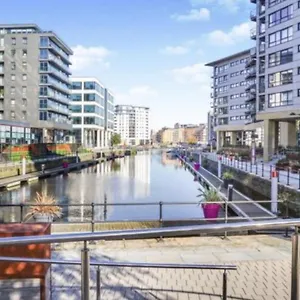 Apartment Deluxe Modern & Free Secure Parking! United Kingdom